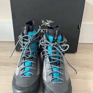 Arc’teryx Bora2 Mid GTX Hiking Boot Women’s 6. Color: Light Graphite/Big Surf.